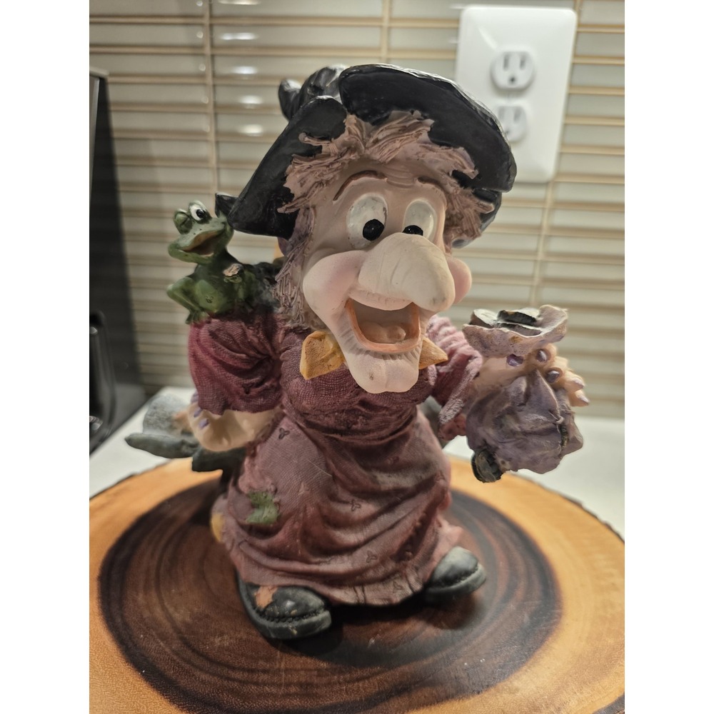 VTG Studio 33 Halloween Resin Witch Holding Money Bag Frog on Shoulder 8"1/4"